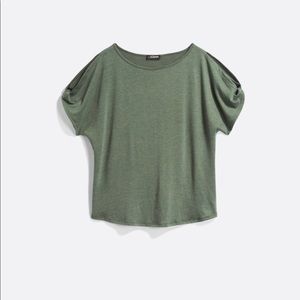 Open shoulder top size M